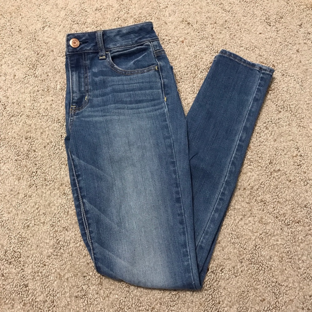AEO HIGH RISE MID WASH SKINNY JEANS!